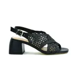 Sandalias negras con taco cuadrado y tiras cruzadas entretejidas.
