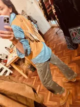 Chaleco de cuero ovino italiano color marrón, con flecos hechos a mano y corte boho chic.