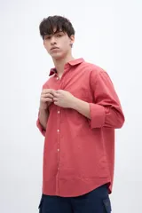 Camisa celeste de algodón, corte regular fit, con cuello solapa clásico, manga larga, bolsillo en el pecho y botones personalizados.