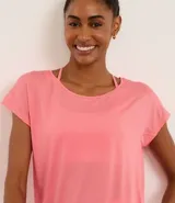 Remera lila de microfibra con escote redondo y mangas cortas.