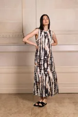 Vestido midi sin mangas con estampado animal print marrón y blanco, cuello redondo y ribetes negros.