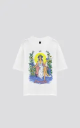 Remera blanca de algodón con cuello redondo y calce oversize. Estampa en sublimación de una figura femenina sentada en un trono, rodeada de girasoles y agua, con el texto "Emperatriz" en la parte inferior.