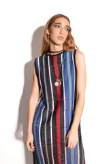 Vestido largo de tejido de punto con rayas verticales en tonos negro, azul, rojo y blanco. Diseño sin mangas con calados.