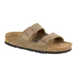 Sandalias Birkenstock Arizona de cuero gamuzado color taupe, con plantilla de corcho y hebillas de metal color cobre.