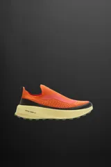 Zapatilla deportiva para correr Zara Athleticz, color naranja, con parte superior tipo calcetín fabricada en tejido transpirable, tirador trasero y suela con tecnología Spume Foam V2.