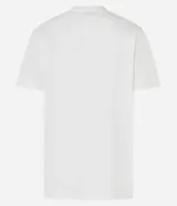 Remera de algodón color blanco, con cuello redondo y mangas cortas. Estampa frontal con la pintura "La joven de la perla" de Johannes Vermeer.