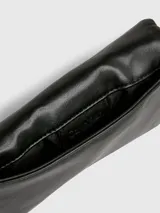Riñonera negra Calvin Klein con diseño acolchado geométrico en forma de diamante, asa de mano de cadena plateada y correa de cintura ajustable y desmontable.