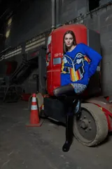 Sweater de lana tejido y bordado a mano con diseño de tucanes, de calce holgado, cuello a la base y puños ajustados.