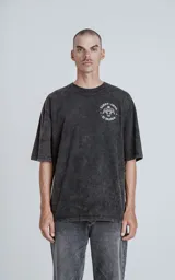 Remera negra con efecto nevado, corte oversize y estampa sublimada en la espalda con la carta del tarot 'El Diablo'.