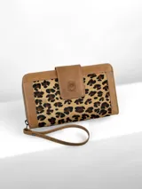 Billetera de cuero color marrón con estampado animal print.