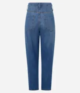 Pantalón mom comfort de cintura alta confeccionado en jeans color celeste, con trabillas en la cintura, cierre tradicional y bolsillos.