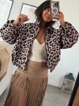 Chaqueta bomber con estampado animal print, cuello alto y mangas abullonadas.