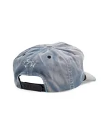 Gorra de béisbol gris con visera rígida y bordado frontal de un caballo salvaje.