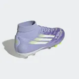 Championes de fútbol Adidas F50 Sparkfusion League para mujer, color lila con detalles en blanco y amarillo neón. Presentan un diseño de caña alta tejida y suela con tapones de colores contrastantes.