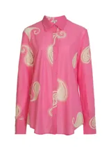 Camisa rosada de manga larga con cuello clásico y cierre frontal con botones. Presenta bordados de encaje color crema en forma de paisley en la parte superior delantera y en las mangas.