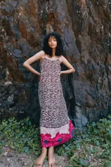 Maxi vestido con estampa animal en tonos chocolate y guarda floral en el ruedo.
