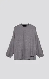 Sweater gris de corte holgado, cuello redondo y puños ajustados.