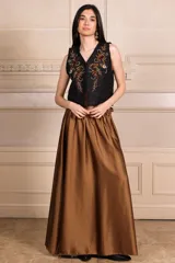 Chaleco blanco con bordados de hilo y canutillos, escote en V y cierre frontal con botones.