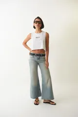 Musculosa blanca cropped de algodón con cuello redondo y estampa frontal con texto en negro.