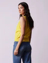 Musculosa tejida color fucsia de hilado fino, con cuello redondo y sisas amplias.