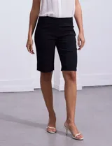 Bermuda negra de gabardina elastizada, marca Zac & Rachel.
