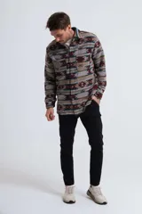 Camisaco de paño con estampado geométrico en tonos marrón, gris y azul.