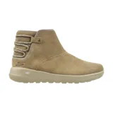 Bota tobillera casual Skechers On The GO Joy - Aglow color beige, con tecnología GOwalk Joy, media suela 5GEN, plantilla Air Cooled Goga Mat, panel trasero con cordones elásticos y ribete de pelo sintético suave.