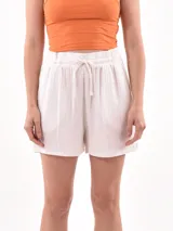 Short de tela color beige con cintura elastizada y cordón ajustable.