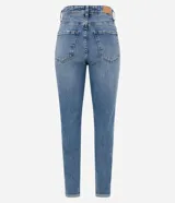 Pantalón mom jeans de tiro alto, color azul denim, con bolsillos y bajo plegado.