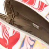 Mochila de textil blanco con estampado floral y ornamental en tonos rojo, amarillo, azul y rosa. Presenta un parche rectangular central con la inscripción "XL". Tiene correas ajustables y bolsillos externos laterales.