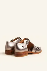 Sandalia marrón de cuero vacuno con diseño de tiras entrecruzadas, hebilla lateral y taco bajo de 2,5 cm.