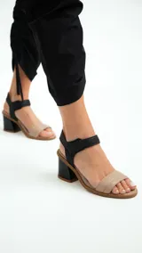 Sandalias de cuero con tacón bajo y tira ajustable en el tobillo, diseño elegante y cómodo.