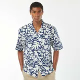Camisa de manga corta con cuello clásico y estampado floral en blanco y azul.