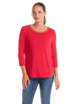 Remera de manga tres cuartos color rojo, confeccionada en modal elastizado, con escote redondo adornado con canutillos dorados bordados.