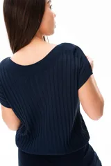 Remera azul de tejido de punto acanalado con cuello redondo y mangas cortas.