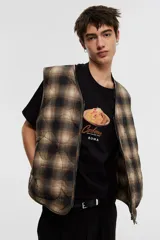 Remera negra de corte holgado con estampado de un plato de pasta carbonara y texto en color ocre.