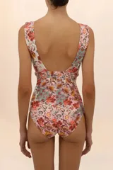 Traje de baño entero con escote en V y cintura fruncida, diseñado para realzar la figura y ofrecer cobertura completa.