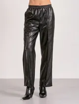 Pantalón de eco cuero color marrón, marca Elan, con pretina elastizada, bolsillos delanteros, pierna recta y costura frontal.