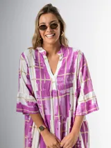 Vestido midi de corte amplio con estampado abstracto en tonos azules, blancos y beige. Tiene cuello en V, mangas 3/4 con volados y corte escalonado en la falda.