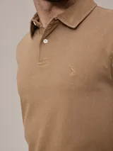 Remera polo marrón de piqué de algodón con cuello clásico y tapeta de dos botones. Logo bordado en el pecho. Corte clásico.