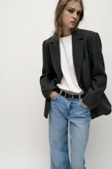 Pantalón de jean celeste de corte ancho, tiro alto y cinco bolsillos.