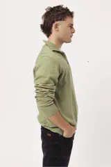 Sweater verde oliva de punto con cuello polo y cierre de cremallera parcial.