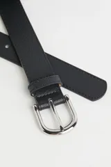 Cinturón negro de cuero sintético granulado con hebilla metálica plateada. Ancho 3 cm.