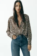 Camisa de manga larga con estampado de leopardo, cuello solapa y escote pico.