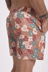 Short de baño color rosa con estampado de hojas y flores en tonos verdes, marrones y blancos.