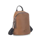 Mochila negra de símil cuero, con cierre principal y bolsillo interno con cierre. Tiene asa de mano, correas regulables y bolsillo oculto en la espalda.