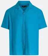 Camisa de hombre color verde claro, corte slim, de manga corta y cuello inglés. Confeccionada en viscosa texturizada.