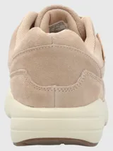 Zapatillas Hush Puppies Brandhall color beige de cuero descarne, con suela de goma EVA con tecnología Air.
