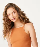 Vestido corto de algodón color naranja, con escote cuadrado y tirantes finos.