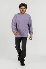 Buzo violeta de corte clásico con logo bordado en el pecho.